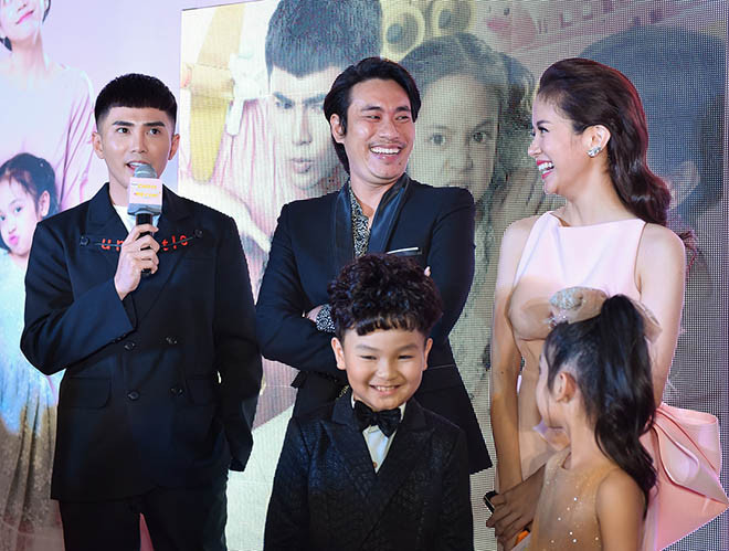 Cặp đôi diễn viên chính trao nhau ánh nhìn trìu mến. Tuần qua, cả hai tạo sóng dư luận khi công khai chuyện yêu nhau. Trước thông tin này, hầu hết khán giả đều chỉ trích Kiều Minh Tuấn bởi anh từng chứng tỏ bản thân "chuẩn soái ca", thề chung thủy khi yêu Cát Phượng. An Nguy cũng bị lên án là kẻ thứ 3, xen vào chuyện tình cảm của người khác.