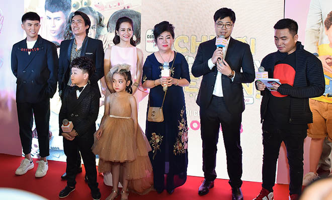 Tại buổi giao lưu ở Hà Nội hôm 17/9, An Nguy và Kiều Minh Tuấn né tránh, không đứng chung thảm đỏ giao lưu với đoàn phim. Tuy nhiên, lần này, cặp đôi đứng cạnh nhau, tỏ ra bình thản sau scandal "phim giả tình thật".