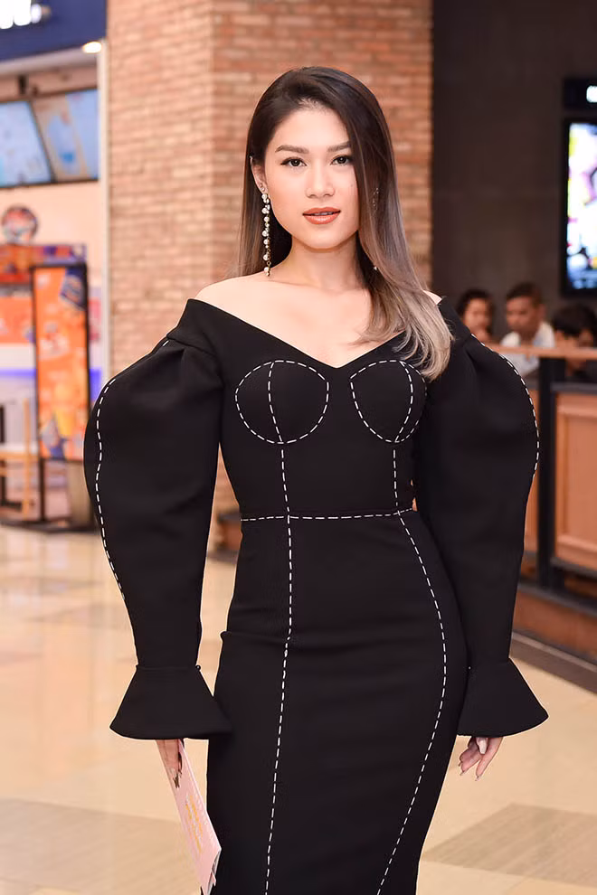 Diễn viên Ngọc Thanh Tâm diện đầm đen thiết kế lạ mắt, đến chúc mừng đoàn phim.