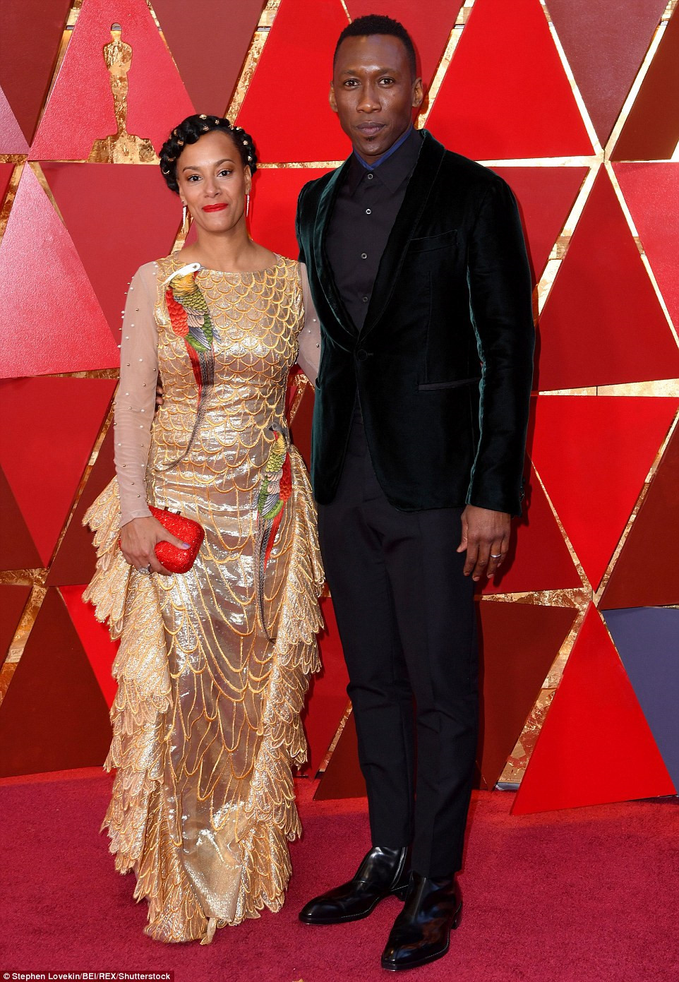 Amatus Sami-Karim, vợ nam diễn viên Mahershala Ali, mất điểm bởi bộ cánh lòe loẹt, diêm dúa, quá nhiều chi tiết.