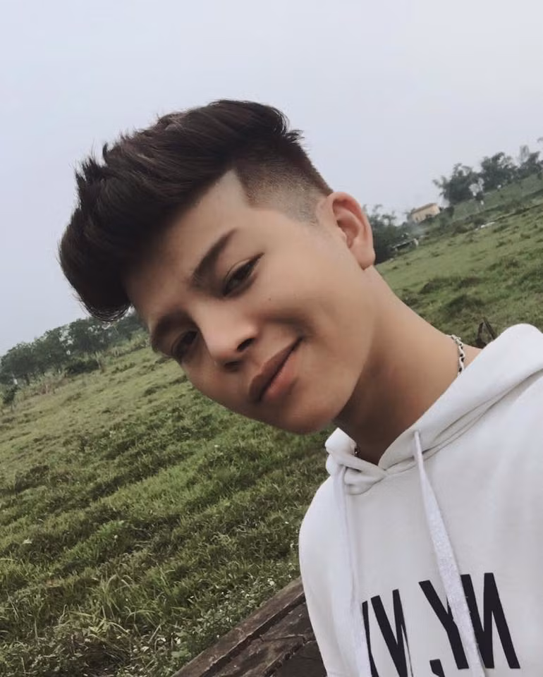 Trải qua một thời gian, học trò Hồ Hoài Anh - Lưu Hương Giang trở nên cao lớn, phong cách thời trang cũng cá tính hơn nhưng bắt đầu gây tranh cãi vì ngoại hình của mình, nhất là khi cậu nhóc từng khiến khán giả bất ngờ vì mái tóc nhuộm vàng, bấm khuyên tai nổi loạn của mình.