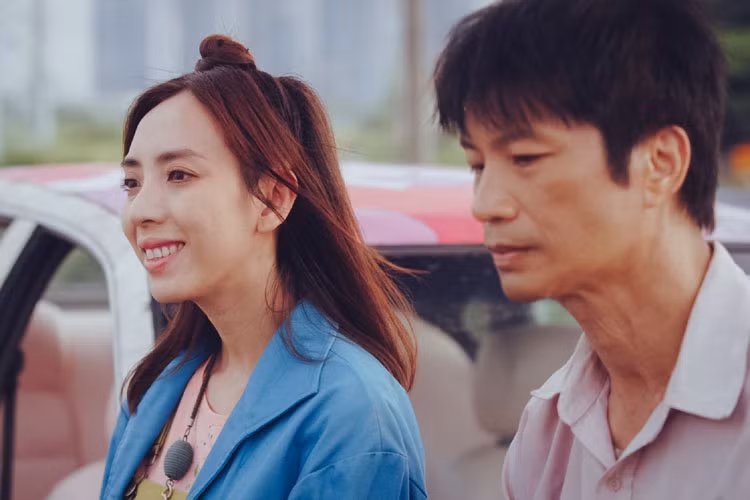 Cô Bảy Cute, bạn thân của Tám Bánh Tiêu có vẻ ngoài rất ngầu, lái taxi siêu hạng. Tuy vậy, Bảy Cute cũng yếu mềm khi tâm sự “cả cuộc đời chỉ đi tìm người đàn ông chung tình”.