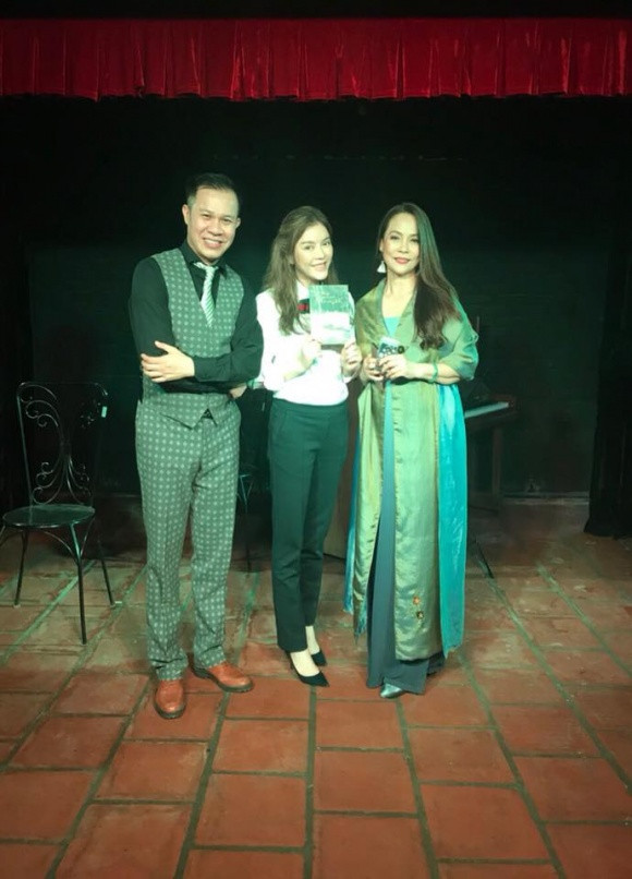 Lý Nhã Kỳ vui vẻ đi nghe nhạc Trịnh Công Sơn.