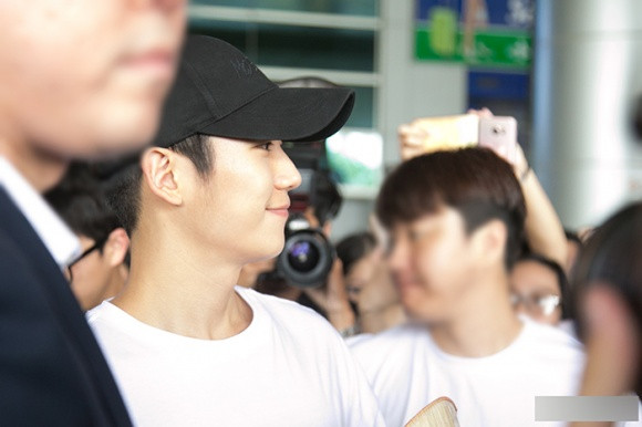 Cận cảnh vẻ điển trai của Jung Hae In.