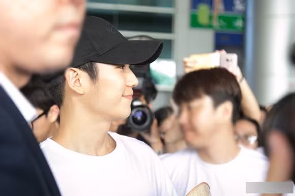 Cận cảnh vẻ điển trai của Jung Hae In.