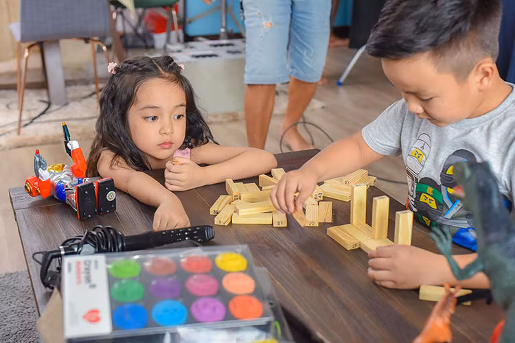 Việc có một người cha mới, thêm một đứa em mới của Nhện tưởng như đã xong xuôi, thì một biến cố bất ngờ xảy ra: Nhện bị bắt cóc...