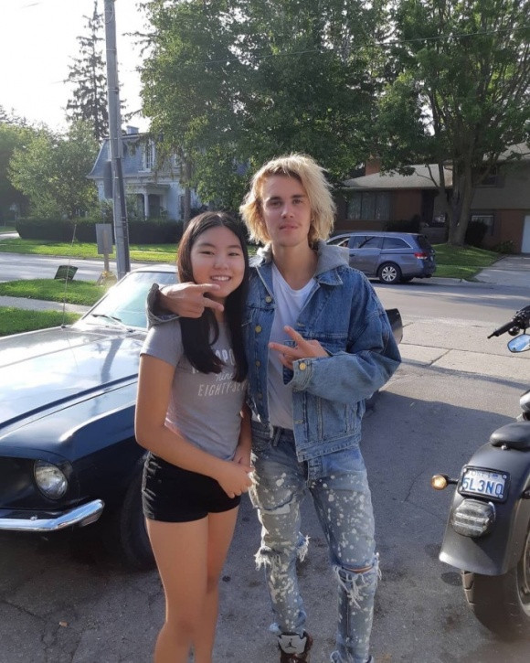 Justin Bieber và Hailey Baldwin chính thức đính hôn vào ngày 7/7 vừa qua. Kể từ khi đính hôn đến nay cặp đôi này thường xuyên sánh đôi cùng nhau. Gần đây, Justin bị bắt gặp ngồi vệ đường ôm mặt khóc và được vợ sắp cưới ngồi bên an ủi.