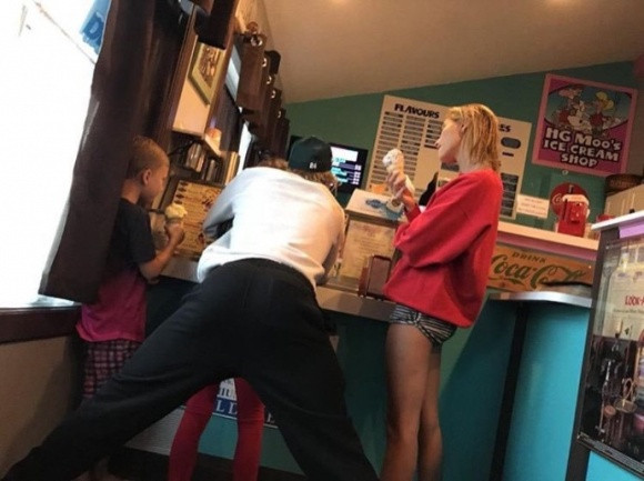 Hailey Baldwin thích thú thưởng thức món kem mát lạnh. Trong khi đó, Justin Bieber lại gây chú ý đặc biệt khi tạo dáng khó đỡ trước ống kính máy ảnh.