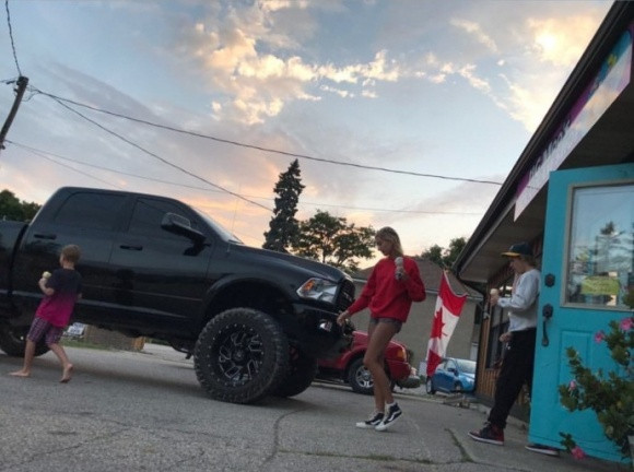 Như vậy sau hơn 1 tháng đính hôn, “hoàng tử nhạc pop” đã quyết định đưa vợ sắp cưới về quê ra mắt mọi người.