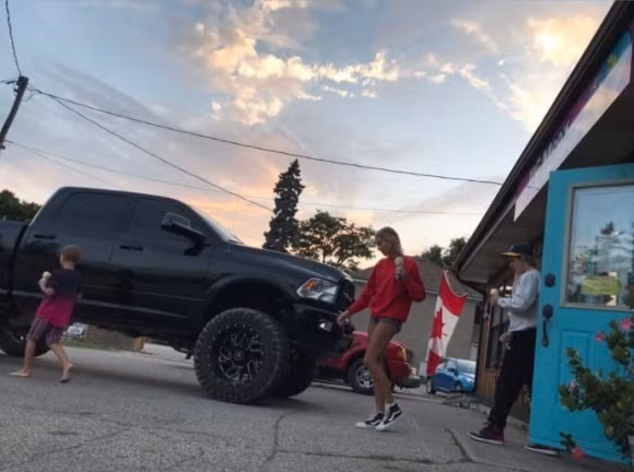 Như vậy sau hơn 1 tháng đính hôn, “hoàng tử nhạc pop” đã quyết định đưa vợ sắp cưới về quê ra mắt mọi người.