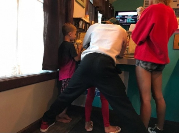 Anh chàng khoe bàn tọa mà không hề có chút ngượng ngùng.