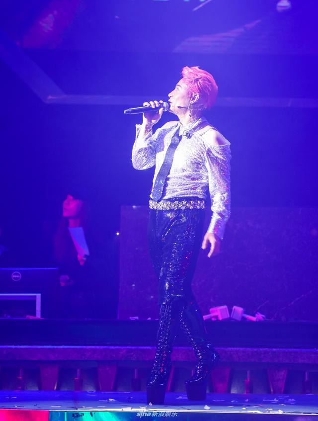 Trần Chí Bằng đi giày cao gót và thực hiện vũ đạo trong suốt đêm nhạc.