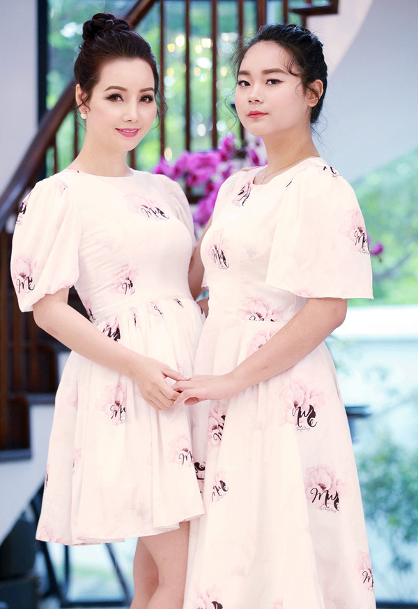 Hai mẹ con thực hiện bộ ảnh cùng nhau, về chiều cao, cô bé không hề thua kém mẹ. Ảnh: Trương Đại Dương.