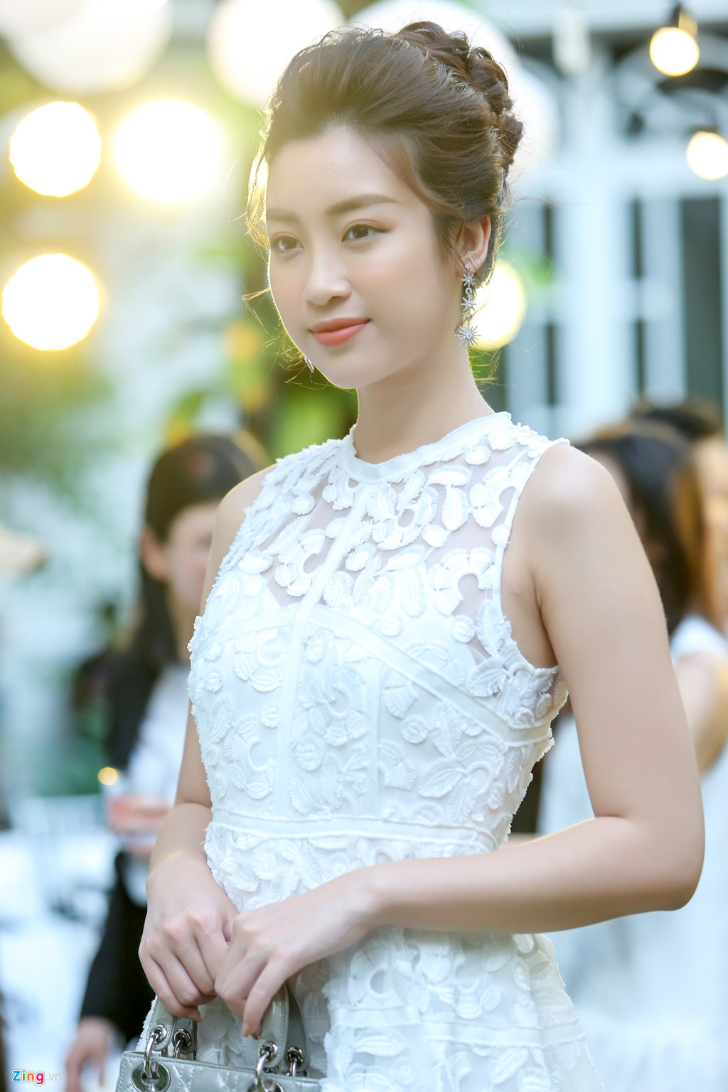 Đỗ Mỹ Linh xuất hiện với phong cách nhẹ nhàng, nữ tính quen thuộc. Năm nay, cô đảm nhận vai trò cầm cân nảy mực tại Hoa hậu Việt Nam 2018 và là người đẹp đầu tiên ngồi ghế giám khảo khi còn đương nhiệm.