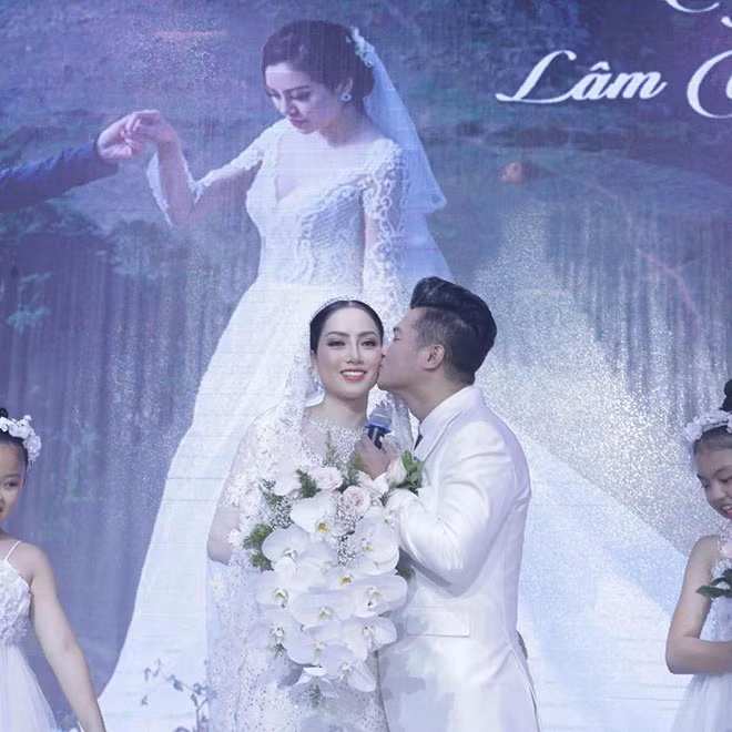 Ngày 17/5, ca sĩ Lâm Vũ (41 tuổi) từ giã cuộc sống độc thân khi tổ chức lễ cưới với cô dâu Huỳnh Tiên (34 tuổi) tại TP.HCM. Hai người gặp nhau tại Las Vegas trong một bữa tiệc của một người bạn và nhanh chóng trúng tiếng sét ái tình. Họ hẹn hò 4 tháng rồi quyết định tiến đến hôn nhân.