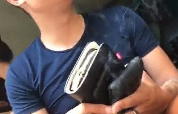 Nam thanh niên liên tục hối thúc người bán để gây phân tâm.