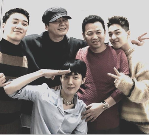 Bức ảnh tạm biệt G-Dragon chụp cùng lãnh đạo YG và các thành viên Big Bang được Seungri đăng lên Instagram. Ảnh: Yonhap News.