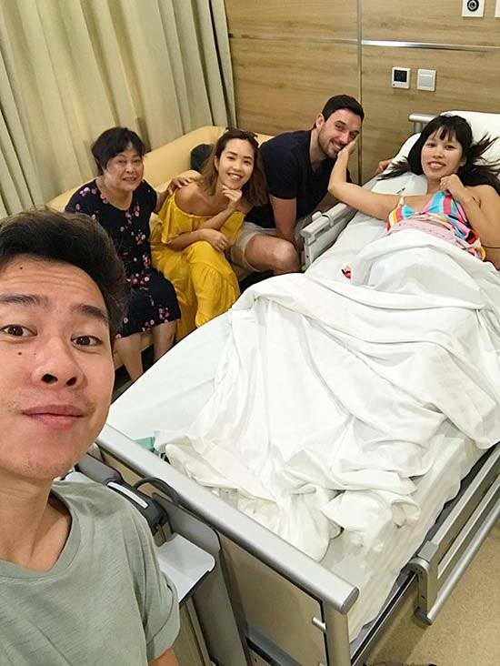 Gia đình và ông xã Olly Dowden thăm và chăm sóc mẹ bầu Hà Anh.