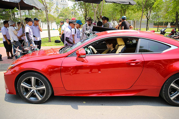 Hiện tại đoàn phim đang tập trung cao độ để quay những cảnh ngoài trời trước khi mùa mưa kéo tới.