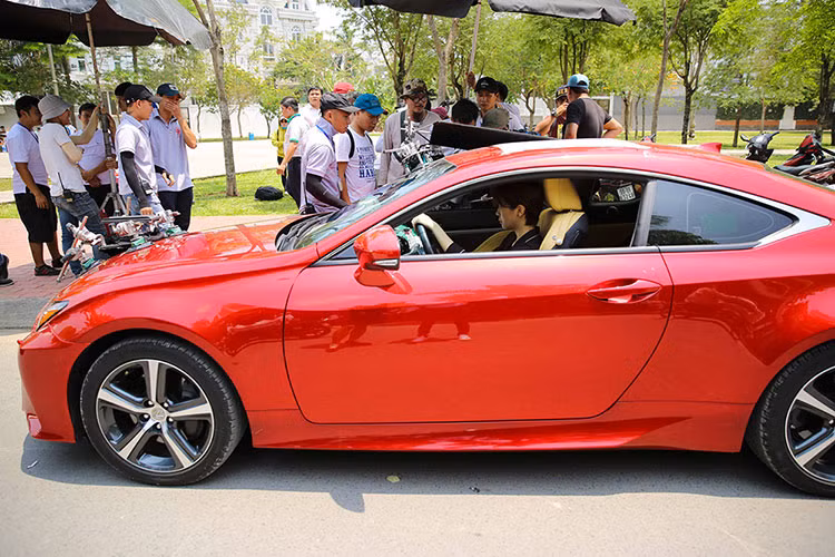 Hiện tại đoàn phim đang tập trung cao độ để quay những cảnh ngoài trời trước khi mùa mưa kéo tới.