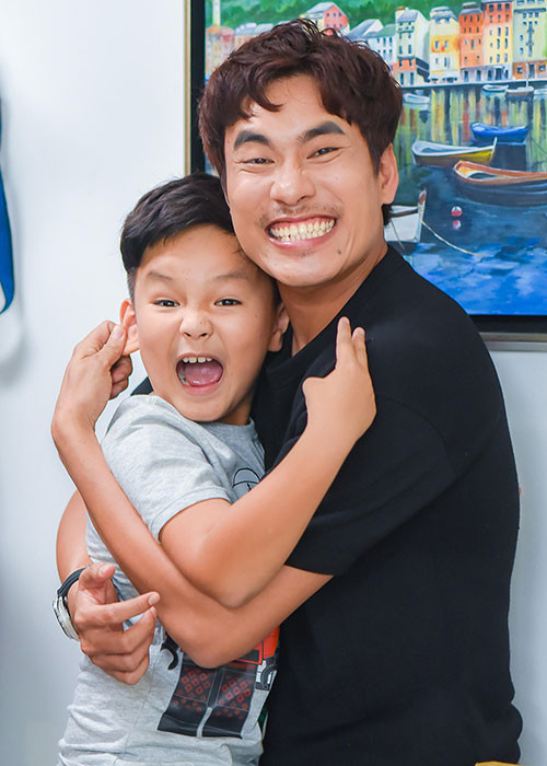 Nam diễn viên chụp ảnh cùng nhóc tì trong phim.