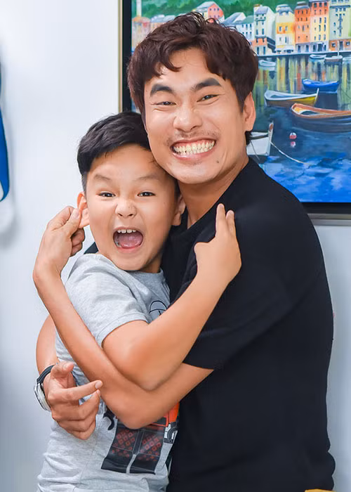 Nam diễn viên chụp ảnh cùng nhóc tì trong phim.