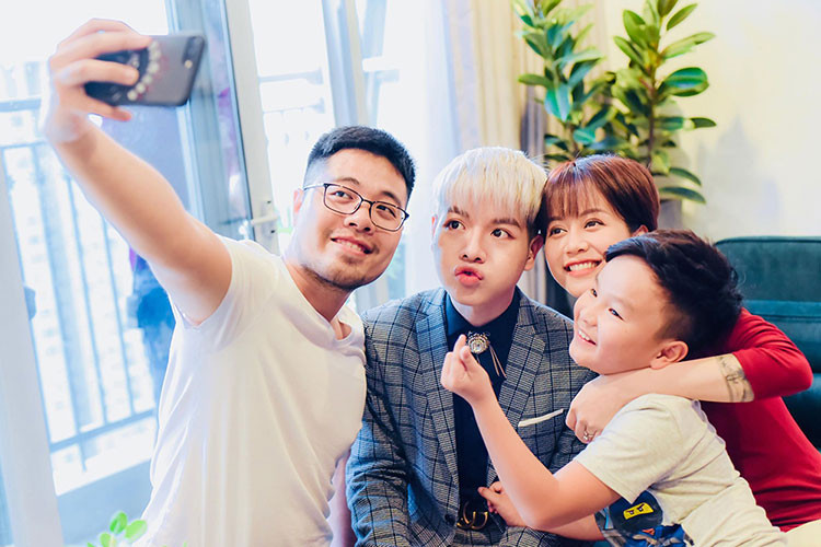 Đặc biệt, ca sĩ Đức Phúc cũng xuất hiện chớp nhoáng trong phim với vai diễn khách mời.