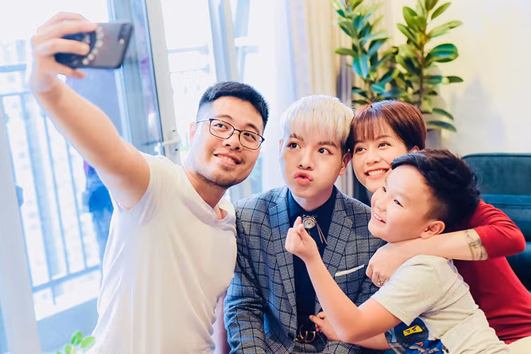 Đặc biệt, ca sĩ Đức Phúc cũng xuất hiện chớp nhoáng trong phim với vai diễn khách mời.