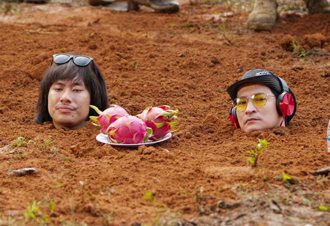 Kiều Minh Tuấn và Huy Khánh bị chôn dưới đất. Ảnh: ĐPCC.