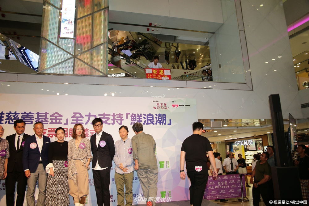 Một phụ nữ lạ mặt đứng ở tầng hai nơi tổ chức sự kiện. Cô mang theo băng rôn đề nghị Cổ Thiên Lạc cho vay 150.000 USD. Người phụ nữ này liên tục la hét và van xin Cổ Thiên Lạc hãy cứu giúp mình. Cô kể cảnh gia đình khó khăn khi cha bệnh nặng, bản thân lại mang trong mình hai khối u và chấn thương vùng xương chậu.