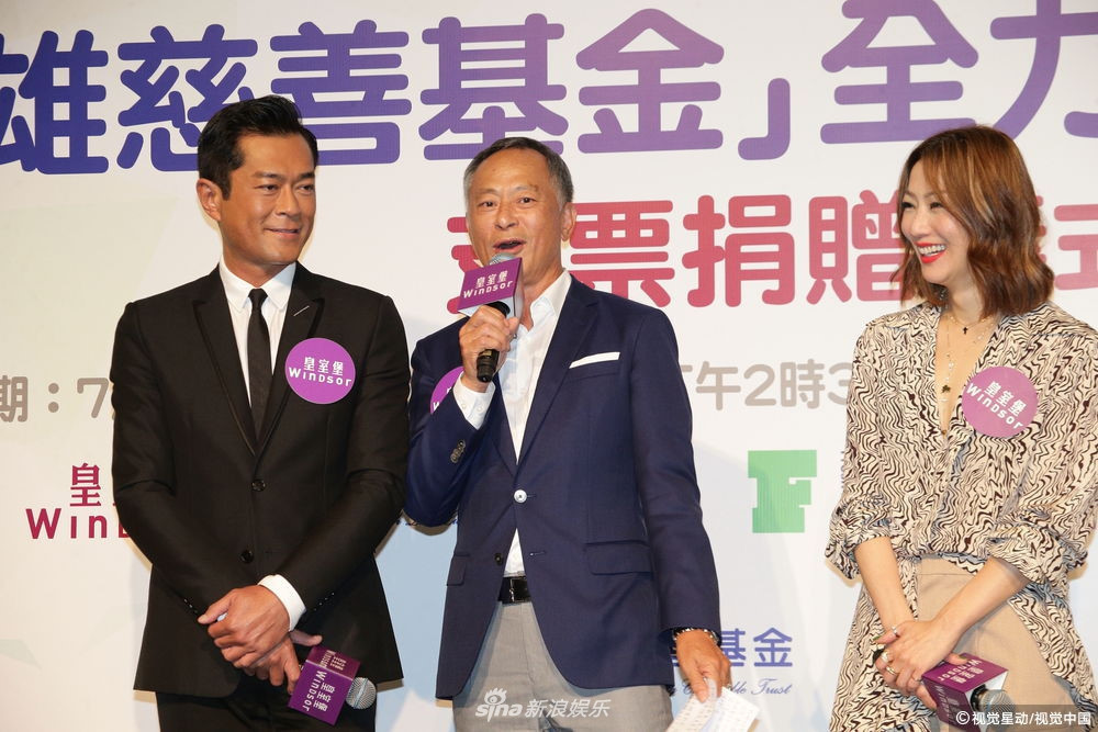 Sina đưa tin chiều 7/7, Cổ Thiên Lạc tham dự sự kiện do tỷ phú Lưu Loan Hùng tổ chức. Nam diễn viên Thần điêu đại hiệp đã rơi vào tình huống khó xử khi gặp sự cố hy hữu ngay trên sân khấu.