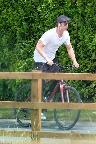 Theo dự kiến, Brad Pitt sẽ được ở cùng một hoặc hai đứa con khoảng 10 ngày và trung bình khoảng 4 tiếng mỗi ngày. Sau ngày 27/6 đến 1/7, Brad Pitt sẽ được ở bên bọn trẻ 10 tiếng mỗi ngày và sang tháng 7, nam diễn viên nổi tiếng sẽ được ở cùng các con 4 tiếng mỗi ngày. Hết tháng 7, Brad Pitt sẽ được gặp các con tại Los Angeles khoảng 1 tuần từ 21/7 tới 29/7. Xem video "Tại sao Angelina Jolie đệ đơn ly hôn Brad Pitt". Nguồn VTC14: