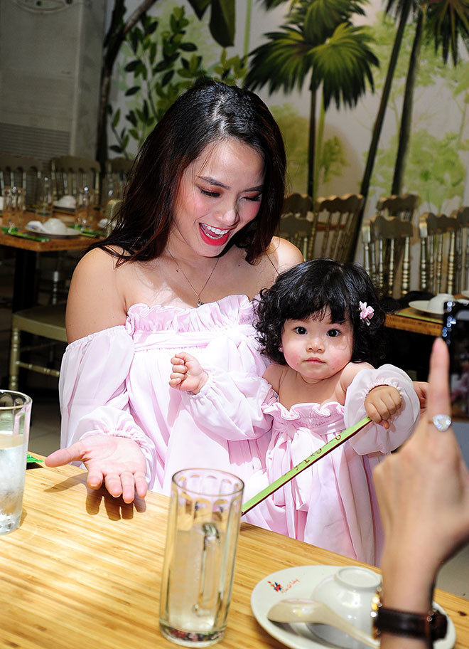 Nữ ca sĩ cũng tiết lộ sau sinh bé thứ hai cô sẽ trở lại với các hoạt động nghệ thuật. Vừa qua, nhân dịp sinh nhật của chồng cô đã cho ra mắt ca khúc Come back to me như một món quà tinh thần dành tặng cho ông xã.