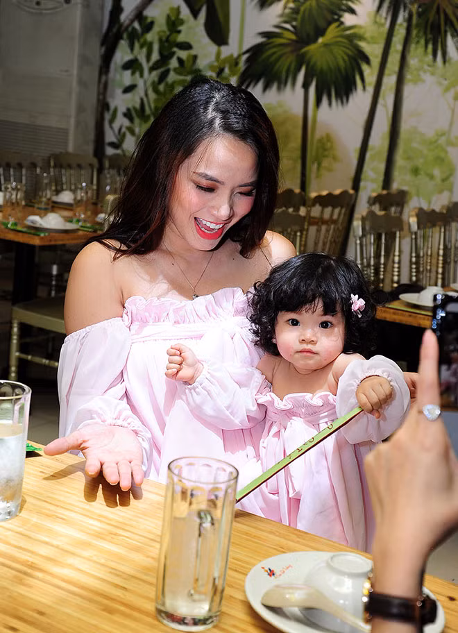 Nữ ca sĩ cũng tiết lộ sau sinh bé thứ hai cô sẽ trở lại với các hoạt động nghệ thuật. Vừa qua, nhân dịp sinh nhật của chồng cô đã cho ra mắt ca khúc Come back to me như một món quà tinh thần dành tặng cho ông xã.