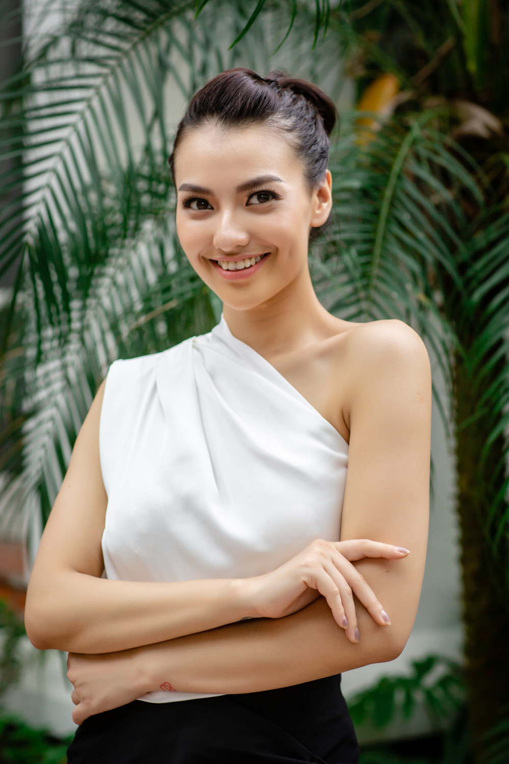 Cách đây không lâu, "bà mẹ đơn thân" Hồng Quế vướng nghi vấn phẫu thuật thẩm mỹ vì gương mặt ngày càng khác lạ, đặc biệt là phần cằm nhọn hoắt. Tuy nhiên, Hồng Quế lên tiếng phủ nhận. Chân dài khẳng định gương mặt góc cạnh của cô hoàn toàn tự nhiên. Cô thay đổi nhiều vì trải qua quá trình giảm cân.