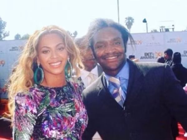 Terry Bryant chụp ảnh cùng Beyonce (2009).