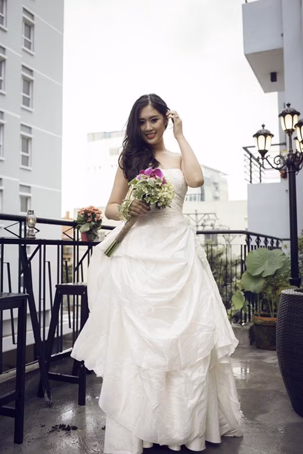 Thi thoảng khi về nước thăm gia đình, cô con gái lớn của Hồng Vân vẫn nhận lời chụp các bộ hình quảng cáo hay cho tạp chí.