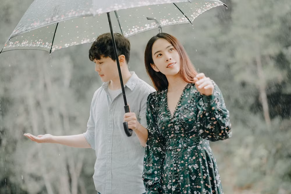 Lồng ghép trong bộ phim ngắn lần này là ca khúc mang tên "Đau vì yêu" – bài hát tiếp theo do chính Nam Em sáng tác và trình làng.