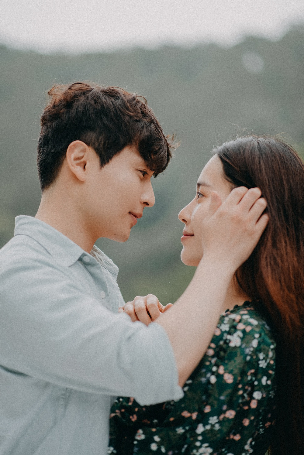 Được biết anh tên Wook Suk Jung – cũng là một người bạn quen biết của Nam Em được cô và ê-kíp mời sang Việt Nam và tham gia những cảnh quay lãng mạn tại Đà Lạt.