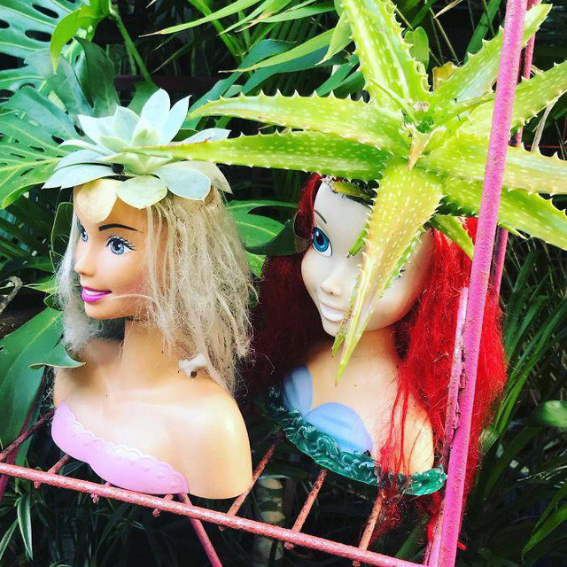 Những cô nàng búp bê cũ nếu không còn xinh đẹp trong mắt bọn trẻ nữa, bạn hãy tận dụng ngay để trồng hoa hoặc cây cảnh. Những loại cây trồng xinh xắn sẽ biến cô búp bê trở thành những chậu cây trang trí tuyệt đẹp như thế này.