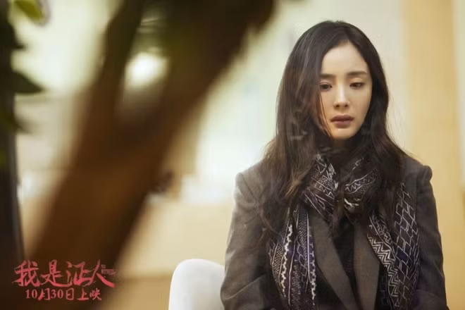 Từng đóng vai người mù, Dương Mịch đã tuyên bố hứa sẽ tặng quà cho trẻ em không may mắn từ năm 2015 song tới nay số quà tặng này vẫn chưa tới tay các em nhỏ.