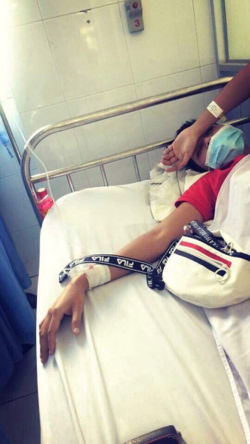 Hoa hậu H’Hen Niê dù đang gặp vấn đề về sức khoẻ, phải nhập viện nhưng vẫn đến tham gia tiệc gặp gỡ Top 3 Hoa hậu Hoàn vũ Việt Nam.