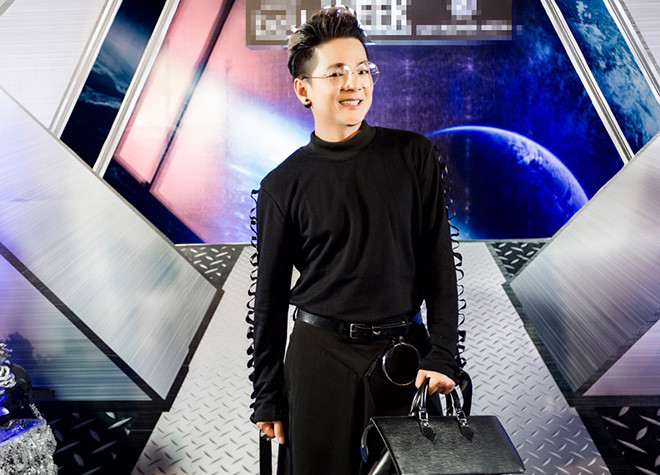 Nhắc đến Vũ Hà, khán giả nghe nhạc không chỉ ấn tượng với anh bởi những ca khúc có ca từ bắt tai, vui nhộn giai đoạn năm 2000 mà những lần anh xuất hiện đều gây tranh cãi bởi gu thời trang "dị biệt".