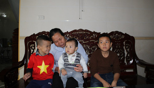 Bà Bùi Thị Đường ở thôn Đông Tây, xã Cương Gián, huyện Nghi Xuân vui vầy bên con cháu.