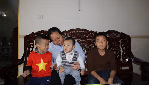 Bà Bùi Thị Đường ở thôn Đông Tây, xã Cương Gián, huyện Nghi Xuân vui vầy bên con cháu.