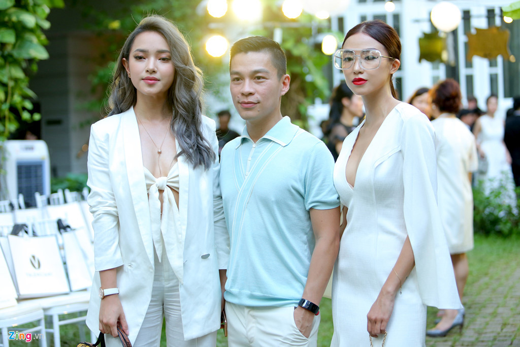 Châu Bùi và Salim - hai tín đồ thời trang được giới trẻ quan tâm - gây chú ý với cách phối đồ gợi cảm nhưng vẫn cá tính.