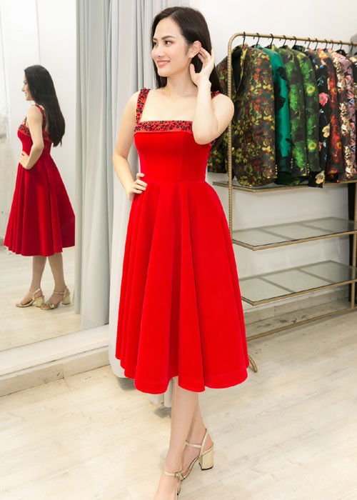 Được biết, Diệu Linh sẽ mang theo hơn 30 bộ trang phục đến cuộc thi.