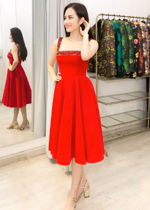 Được biết, Diệu Linh sẽ mang theo hơn 30 bộ trang phục đến cuộc thi.