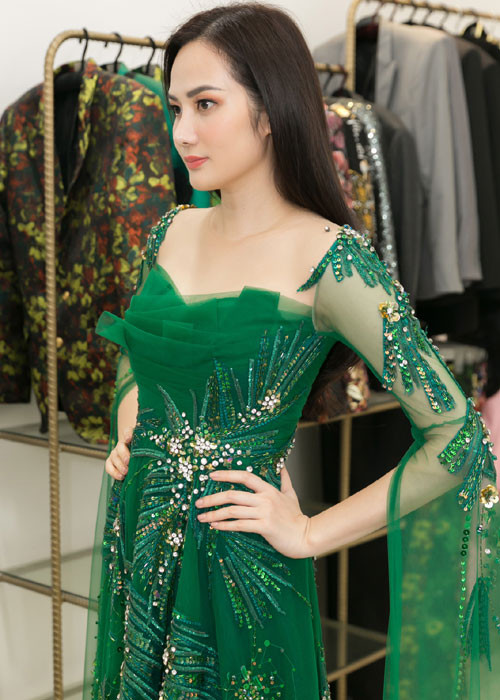 Trong đó nhiều nhất là những bộ trang phục dạ hội, đầm cocktail thanh lịch, tao nhã của NTK Lê Thanh Hòa và NTK Tuấn Trần.