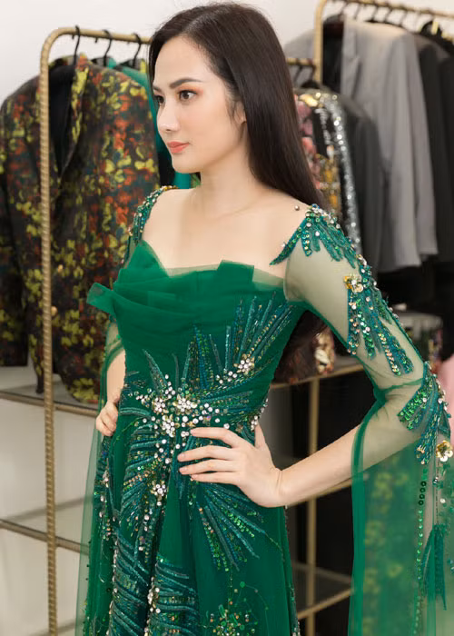 Trong đó nhiều nhất là những bộ trang phục dạ hội, đầm cocktail thanh lịch, tao nhã của NTK Lê Thanh Hòa và NTK Tuấn Trần.